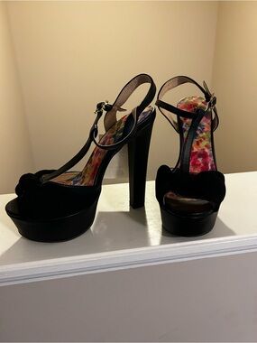 Qupid Black Platform T-Strap High Heel Sandals | Size 6 | NWT